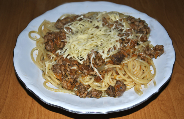 Spaghetti bolognese z wątróbką